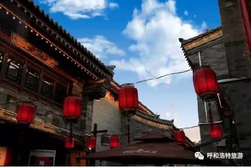 走近通顺大巷,门口的仿古木牌楼与一旁的月明楼交相辉映,道路两侧独具匠心地摆放有木桌木椅,可供游人们休息。