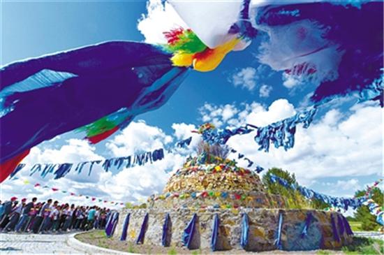 ▲蓝天白云之下,众人祭敖包,祈求长生天,望草原风调雨顺,平安吉祥。