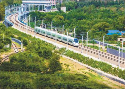 试运行中的列车在乌兰浩特市内驰骋。霍春光摄