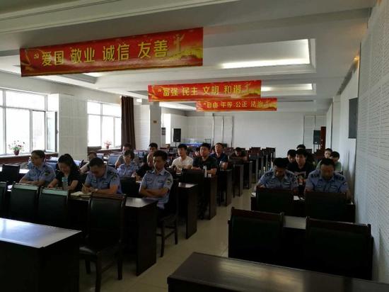 会后,市城管督察局开展了“雁过拔毛”式腐败问题谈心谈话活动。