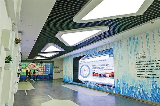 市民参观呼和浩特市玉泉区大数据应用产业基地。本报记者 王晓博 摄