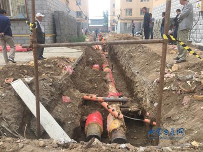 幸福小区热力管网改造以旧管冒充新管安装 郭治华摄影