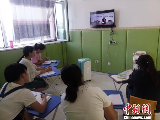 图为康复中心的家长在听课做笔记。受访者供图 摄