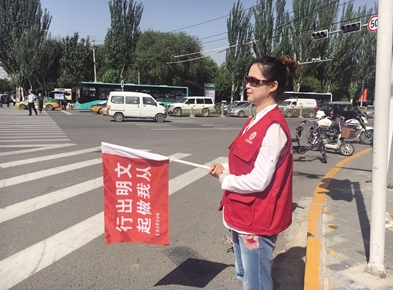 志愿者在指挥交通