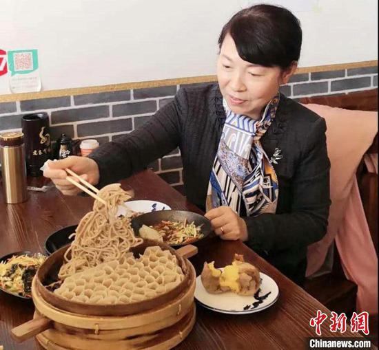 图为呼和浩特市委书记王莉霞在当地就餐。 冯燕平 摄