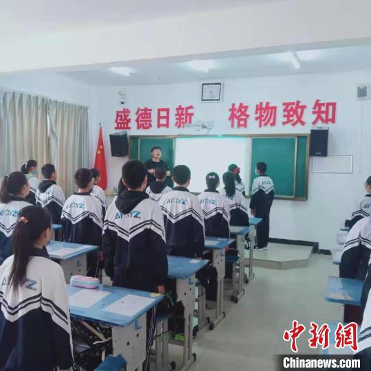 图为阿拉善右旗第一中学同学合唱《国家》。 阿拉善右旗一中供图