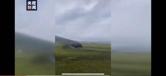 图为越野车碾压草原。视频截图