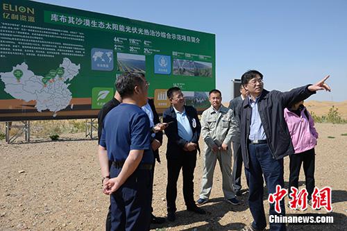近日,在内蒙古自治区鄂尔多斯市库布其沙漠,中新社记者就荒漠化防治和民生改善等内容进行采访。中新社记者 刘文华 摄