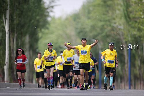 跑友们畅快地奔跑。(人民体育特约摄影师 风11 摄)