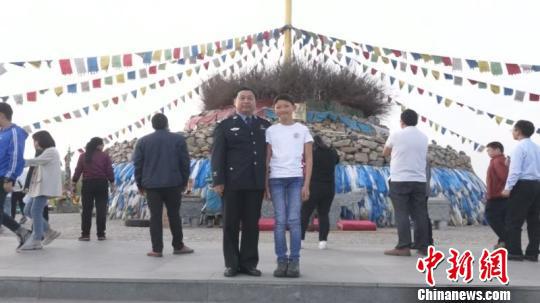 图为父子二人合影留念。 史成燕 摄