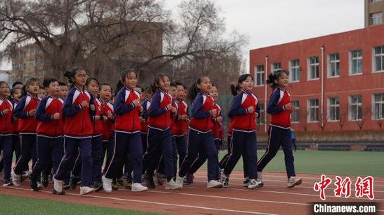 图为巴林左旗林东第一小学同学们正在跑操。 林东第一小学供图
