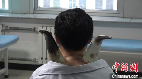 图为当地群众正在内蒙古民族大学附属医院康复保健医院接受蒙医特色疗法治疗。 马知远 摄