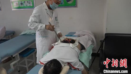 图为当地群众正在内蒙古民族大学附属医院康复保健医院接受蒙医特色疗法治疗。 马知远 摄