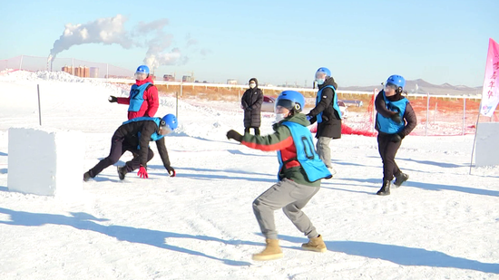 内蒙古锡林浩特市开展“雪合战” 乐享冰雪运动