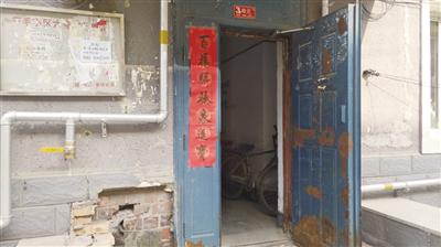 毛纺厂大院锈迹斑斑的防盗门