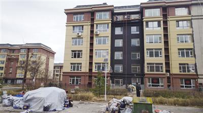 南苑小区院内堆放的建筑材料