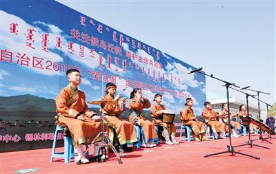 学生们带来精彩表演。