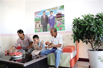 贫困户张锁珍全家搬入清水河县宏河镇聚宝庄易地移民新家。