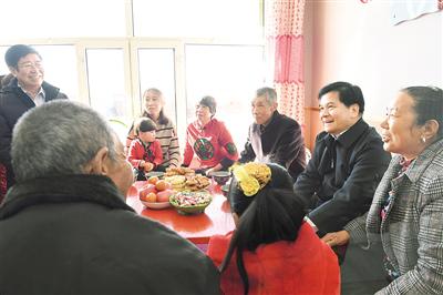 2月20日,自治区党委书记、人大常委会主任李纪恒来到乌兰察布市四子王旗乌兰花镇阿力善图村,走访贫困户了解脱贫攻坚工作落实情况。
