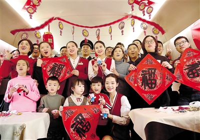 2月1日,演出结束后,铁路职工与旅客合影。