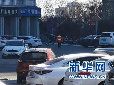环卫工背影。(康巴什公安分局供图)