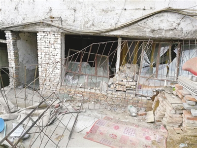 桥下违建和杂物堆积