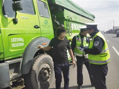 三图均为对闯红灯的违法车辆进行处罚