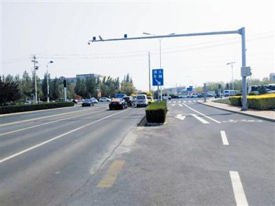 柳荫路与建国北路路口西侧在非机动侧车道设置独立的掉头车道。