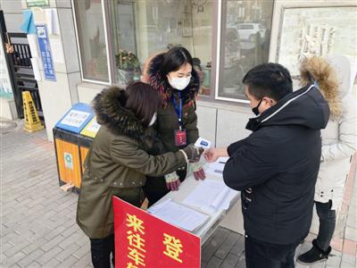 图为姜雪(左二)和同事在小区门口值守。 本报特约通讯员 张晶晶 摄