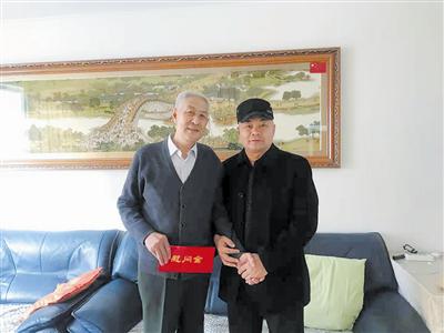 汤孟雷(右)慰问退伍老兵。