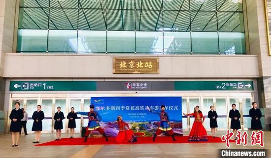 图为鄂尔多斯市乌兰牧骑献上精彩表演。 刘奇 摄