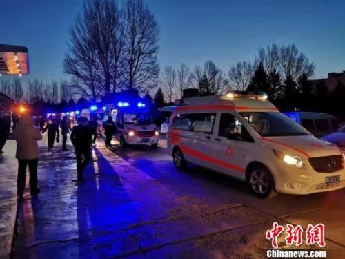 图为转运伤员的车队整装待发。 张林虎 摄