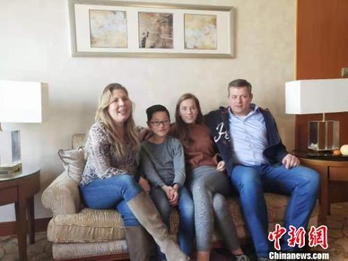 图为王龙川一家四口。 张林虎 摄