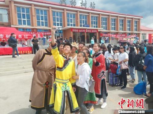 图为考生出发前合影留念。(张学鹏摄)