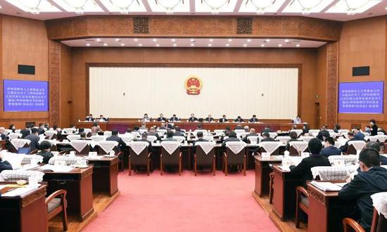 9月21日上午,内蒙古自治区第十三届人民代表大会常务委员会第二十二次会议举行第一次全体会议。记者 袁永红 摄