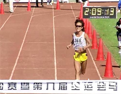 1997年北京国际马拉松暨全国八运会,胡钢军以2小时09分18秒的成绩把自己创造的2小时10分56秒的全国记录提高了整整1分38秒,再次刷新了马拉松比赛的全国纪录。(资料图片)