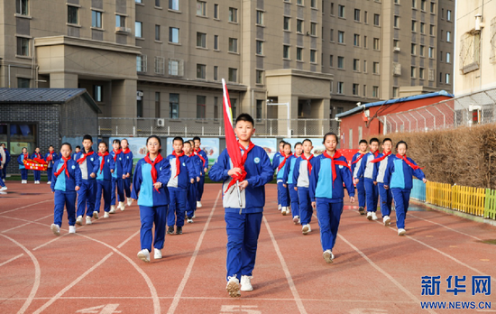 3月1日,呼和浩特市玉泉区民族实验小学举行升国旗仪式。新华网发