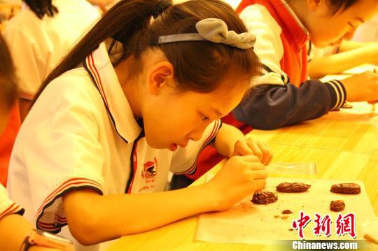 图为学生正在制作蒙药香牌。 陈峰 摄