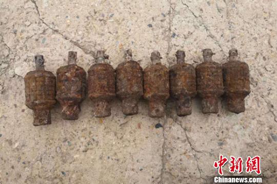 图为民警发现的日伪时期手雷。 边防派出所供图 摄