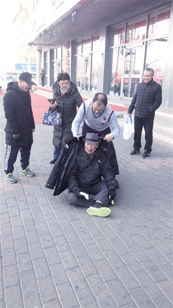 徐向东为老人披棉衣(网友拍摄)