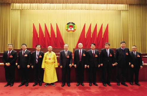 新当选的政协呼和浩特市第十三届委员会主席、副主席、秘书长与委员见面。