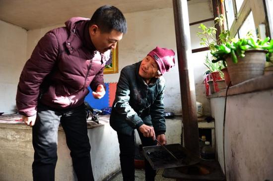 菩提塔西社区平房住户杨佛英老人使用兰炭。