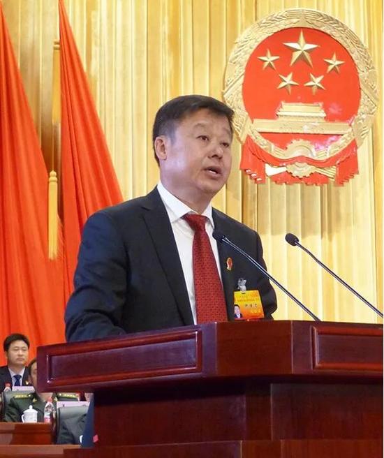 ▲新当选的乌海市人大常委会主任郝健君作表态发言