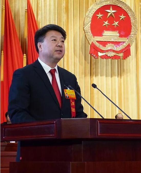 ▲新当选的乌海市人民政府市长高世宏作表态发言