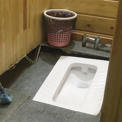 ▲吧街驿站男厕塌陷的地面一直没有修复,并因此没有开放