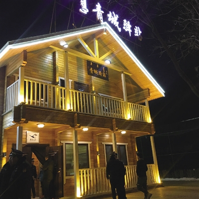 ▲曾被评为“最美青城驿站”的回民区通道街回民中学驿站,成为夜色中的一道风景