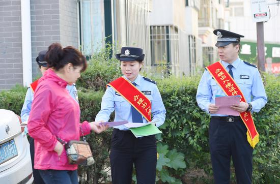 巴彦淖尔出入境民警深入社区向群众宣传办理出入境证件只跑一次制度