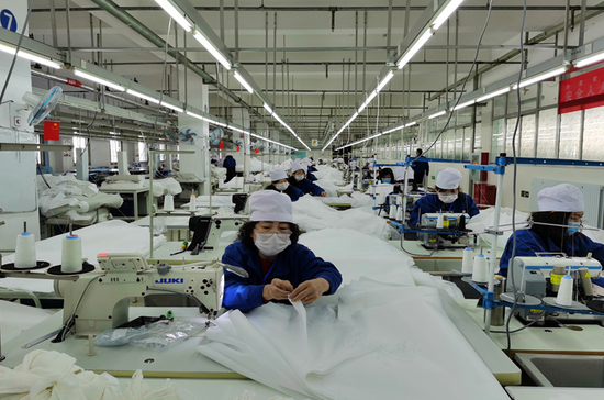 鄂尔多斯羊绒集团工程技术研究中心攻克从制衣到制防护用品的技术难题。