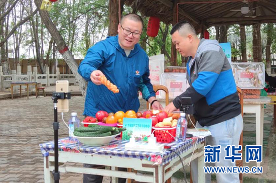 4两位第一书记现场“带货”(受访者供图)