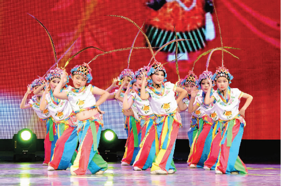 5月27日,在位于呼和浩特市的内蒙古艺术学院演艺厅,小朋友们表演少儿京剧舞蹈《俏花旦》。